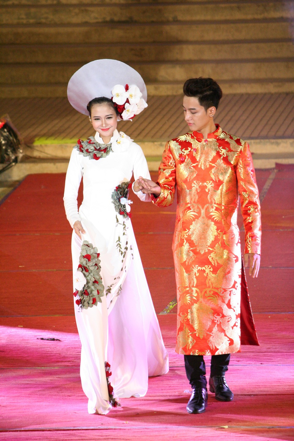 Hoa hậu Đỗ Mỹ Linh cùng dàn người đẹp bừng sáng trong đêm áo dài “Huế Vàng Son” - 23 Đây là bộ sưu tập kết hợp đầy nghệ thuật của gam màu tươi mới, trẻ trung, họa tiết lãng mạn, dịu ngọt như tâm hồn các cô thiếu nữ Việt bâng khuâng mỗi khi chiều về, là những hoài niệm nhẹ nhàng về một mùa xưa êm đềm thanh thản