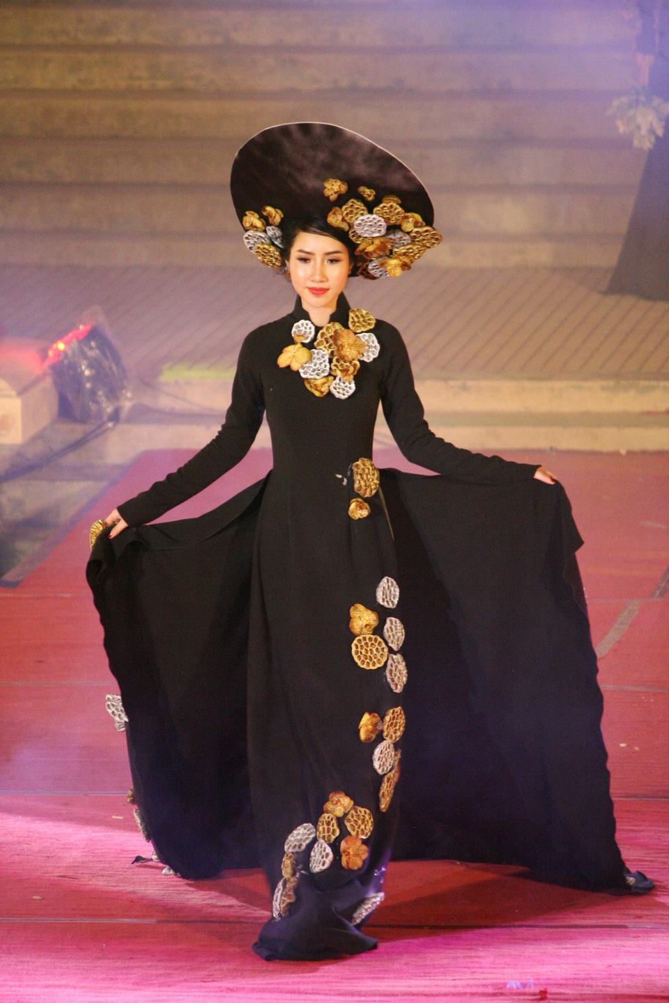 Hoa hậu Đỗ Mỹ Linh cùng dàn người đẹp bừng sáng trong đêm áo dài “Huế Vàng Son” - 21 Hoa hậu Đỗ Mỹ Linh cùng dàn người đẹp bừng sáng trong đêm áo dài “Huế Vàng Son” - 21