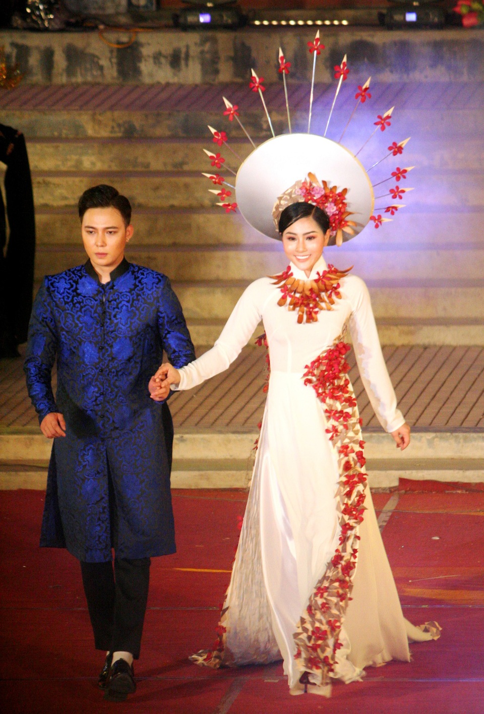 Hoa hậu Đỗ Mỹ Linh cùng dàn người đẹp bừng sáng trong đêm áo dài “Huế Vàng Son” - 20 NTK Minh Hùng với các bộ áo dài trên nền sắc hoa tươi