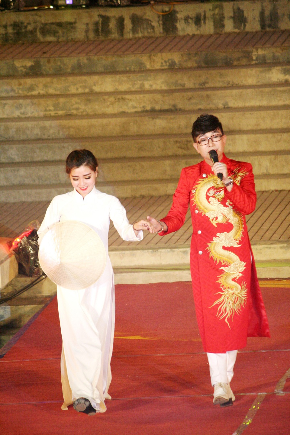 Hoa hậu Đỗ Mỹ Linh cùng dàn người đẹp bừng sáng trong đêm áo dài “Huế Vàng Son” - 24 Xen giữa các màn trình diễn áo dài là các tiết mục của các ngôi sao ca nhạc như Long Nhật