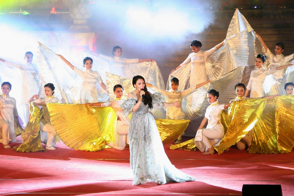 Hoa hậu Đỗ Mỹ Linh cùng dàn người đẹp bừng sáng trong đêm áo dài “Huế Vàng Son” - 25 Hồ Quỳnh Hương...