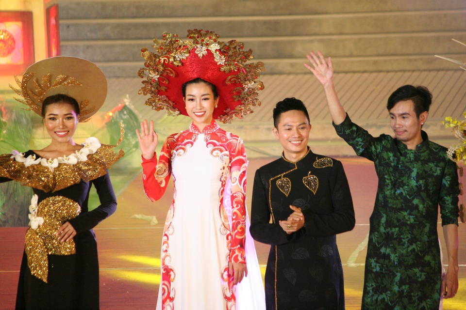 Hoa hậu Đỗ Mỹ Linh cùng dàn người đẹp bừng sáng trong đêm áo dài “Huế Vàng Son” - 26 Hoa hậu Đỗ Mỹ Linh xuất hiện trong tiết mục cuối