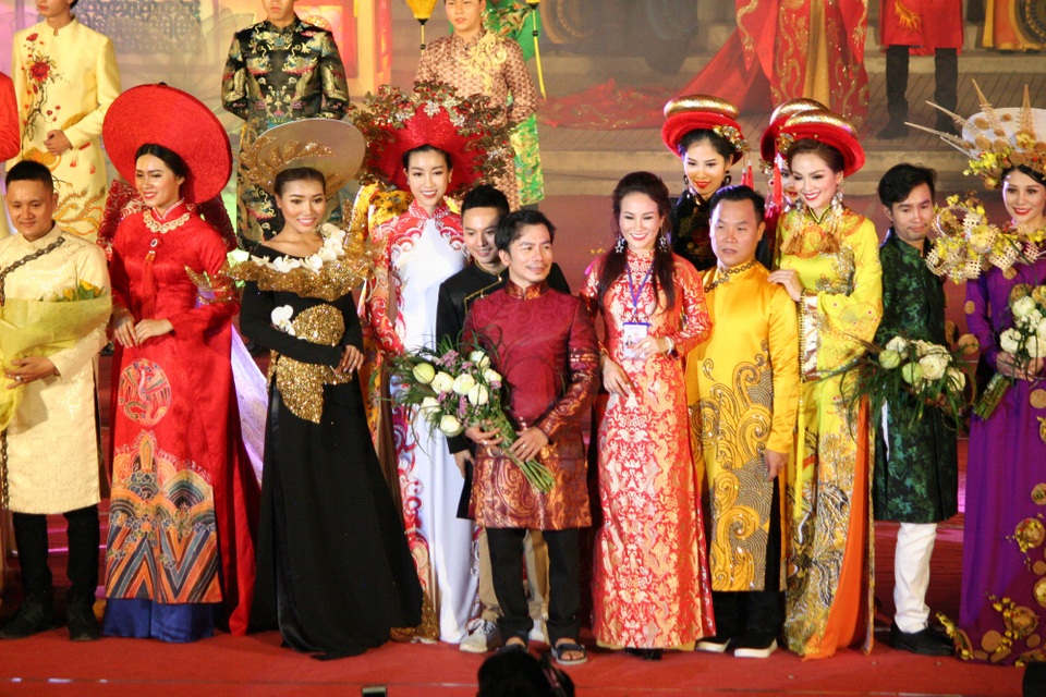 Hoa hậu Đỗ Mỹ Linh cùng dàn người đẹp bừng sáng trong đêm áo dài “Huế Vàng Son” - 27
Tổng Đạo diễn Nguyễn Lan Vy (áo dài đỏ, giữa) cùng các NTK và người mẫu, Hoa hậu Đỗ Mỹ Linh chào khán giả