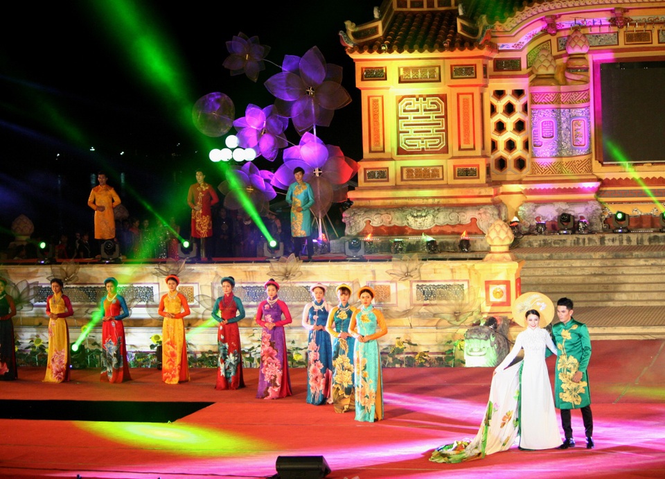 Hoa hậu Đỗ Mỹ Linh cùng dàn người đẹp bừng sáng trong đêm áo dài “Huế Vàng Son” - 6 Bộ sưu tập với những gam màu hoài niệm xưa cũ