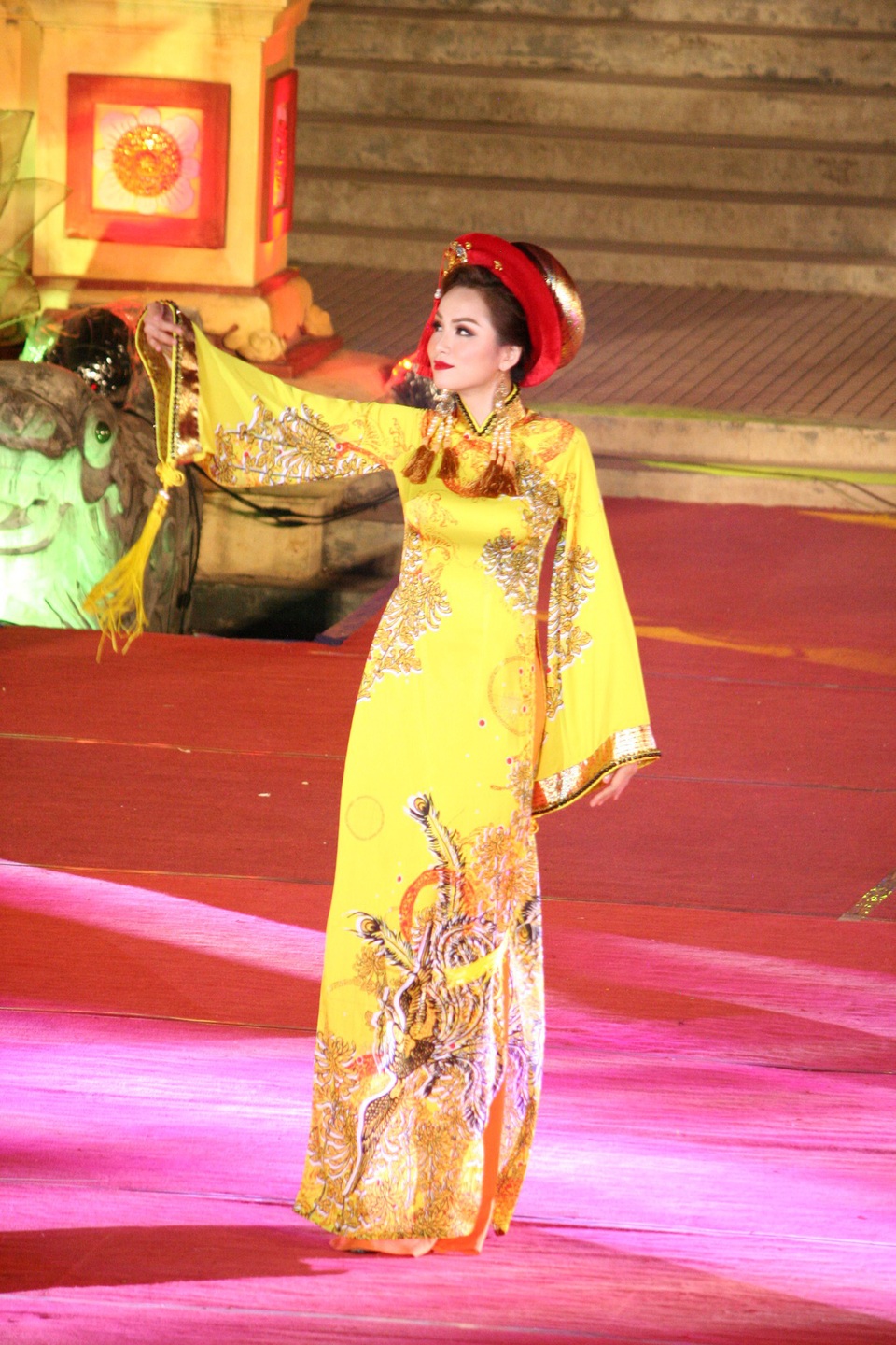 Hoa hậu Đỗ Mỹ Linh cùng dàn người đẹp bừng sáng trong đêm áo dài “Huế Vàng Son” - 7 NTK Việt Hùng với bộ sưu tập mang tên Huế Vàng Son