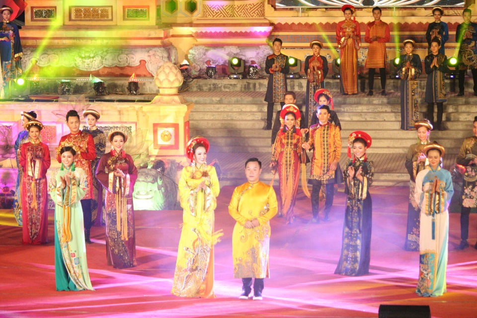 Hoa hậu Đỗ Mỹ Linh cùng dàn người đẹp bừng sáng trong đêm áo dài “Huế Vàng Son” - 9 Trên nền chất liệu lụa Thái Tuấn, bộ sưu tập đem đến những cảm xúc đặc biệt về 1 Huế Vàng Son đề cao nét đẹp cung đình triều Nguyễn Huế trong nét vàng son thời kỷ niệm, nét thắm xanh sắc trường tồn phủ kín vương triều xưa, một chút đỏ sắc son mang hình hài mệnh phụ hay chút nâu đất trầm buồn như ai oán trước Tử cấm thành xưa