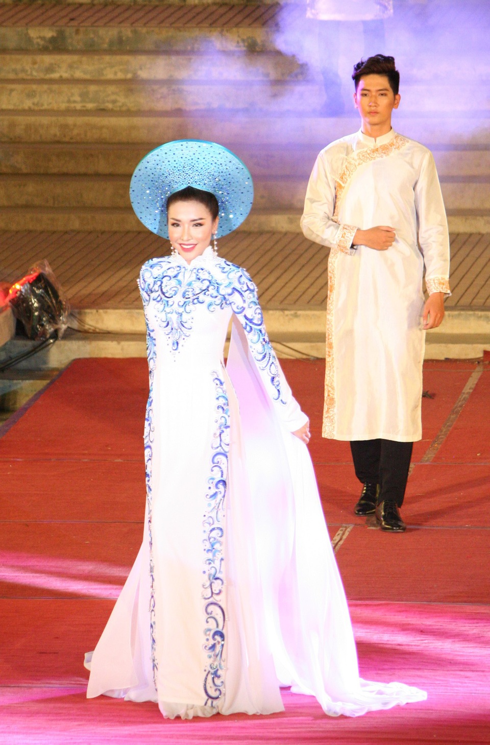 Hoa hậu Đỗ Mỹ Linh cùng dàn người đẹp bừng sáng trong đêm áo dài “Huế Vàng Son” - 10 Á hậu 1 Hoa hậu biển 2016 Nguyễn Đình Khánh Phương trong bộ sưu tập của NTK Ngô Nhật Huy