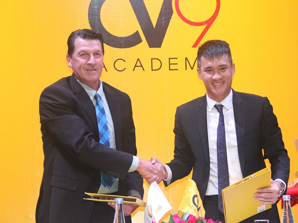 Công Vinh mở học viện bóng đá cộng đồng - 2 Học viện của Công Vinh có sự kết hợp với cựu tuyển thủ Australia Marshall Soper, để được hỗ trợ về mặt kỹ thuật (ảnh: Trọng Vũ)