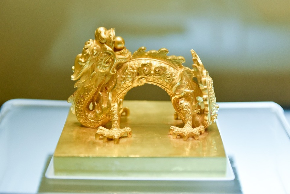 Chiêm ngưỡng cặp bảo kiếm nạm vàng của vua Khải Định - 9
Ấn Quốc gia bảo tín bằng vàng, niên hiệu Gia Long (1802 – 1919). Ấn được dùng trong các văn kiện triệu tập tướng lĩnh, phát động binh sĩ, trưng binh nhập ngũ và các văn kiện hành chính quan trọng.