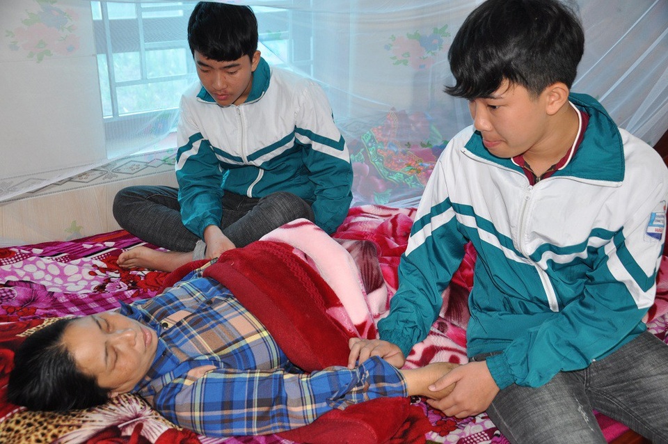Bố chết, mẹ ung thư di căn, 2 anh em sinh đôi nhường nhau đi học - 2 Mẹ của các em lại mới phát hiện ung thư vú đã di căn.