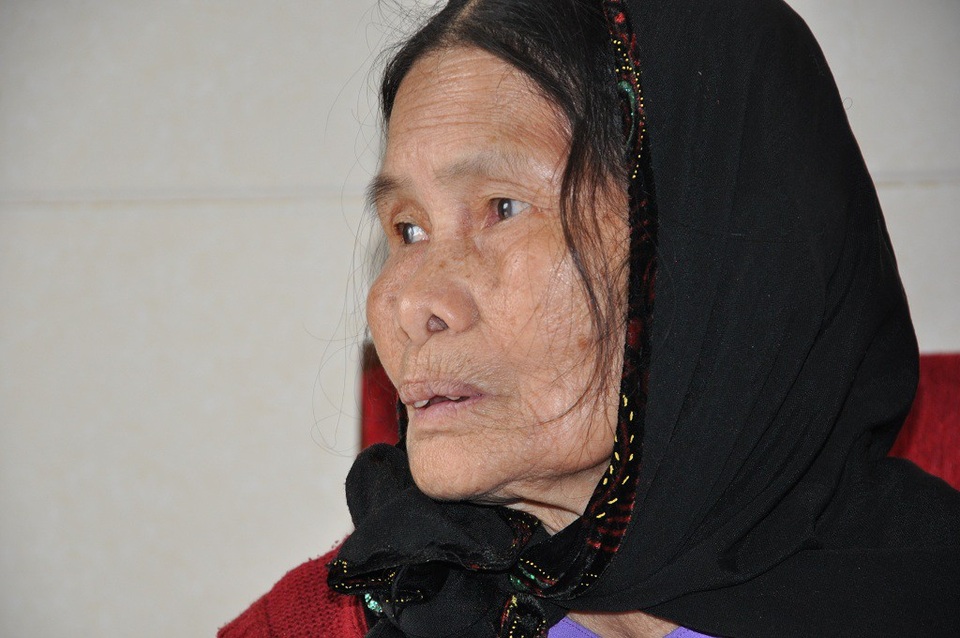 Bố chết, mẹ ung thư di căn, 2 anh em sinh đôi nhường nhau đi học - 3 Bà ngoại của các em nay đã ngoài 80 tuổi không biết làm gì để cứu con gái.