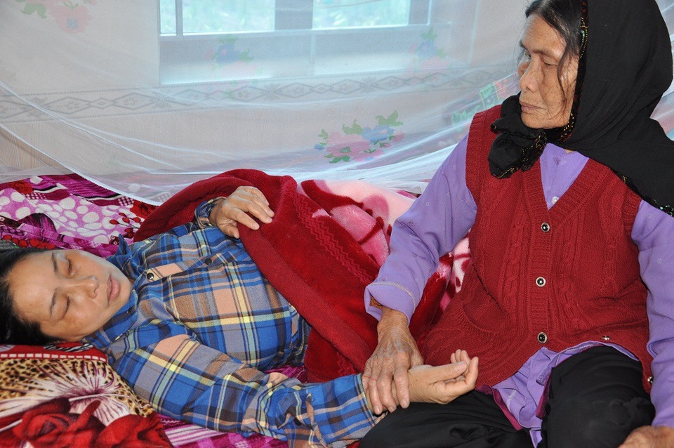 Bố chết, mẹ ung thư di căn, 2 anh em sinh đôi nhường nhau đi học - 5 Bà thương con gái sớm mất chồng, phải vất vả chăm 2 con trai, nay lại mắc bệnh hiểm nghèo.