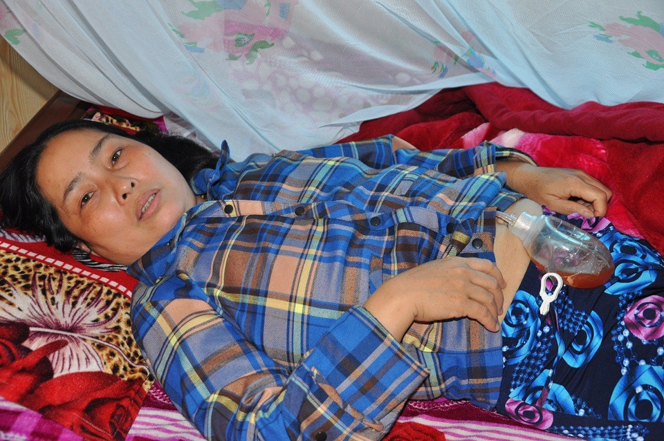 Bố chết, mẹ ung thư di căn, 2 anh em sinh đôi nhường nhau đi học - 4 Từ ngày ở viện về, chị Huê yếu nhiều và luôn phải đeo ống dẫn dịch ra.