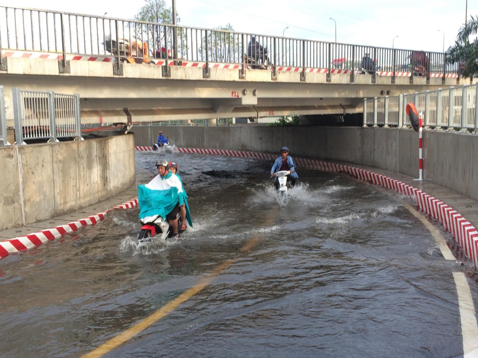 Hầm chui vừa thông xe đã ngập nước nghiêm trọng - 5 Hầm chui vừa thông xe đã ngập nước nghiêm trọng - 5