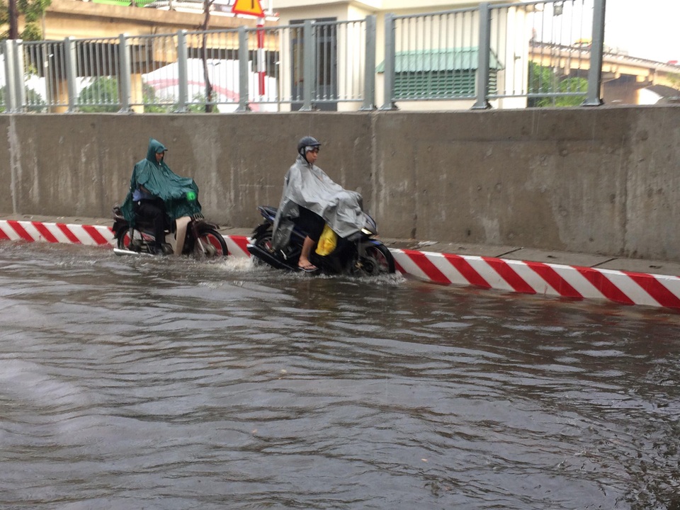 Hầm chui vừa thông xe đã ngập nước nghiêm trọng - 7 Người dân bì bõm sau cơn mưa tại hầm chui Bình Triệu