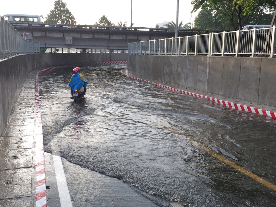 Hầm chui vừa thông xe đã ngập nước nghiêm trọng - 2 Hầm chui mới đưa vào sử dụng được hơn 10 ngày đã xảy ra ngập nước