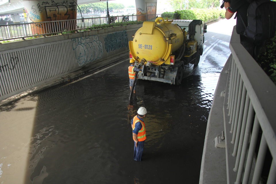 Hầm chui vừa thông xe đã ngập nước nghiêm trọng - 8 Công ty thoát nước điều xe bơm đến hút nước tại hầm chui cầu Khánh Hội