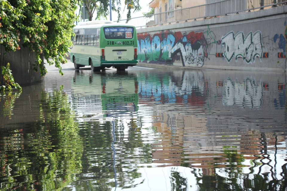 Hầm chui vừa thông xe đã ngập nước nghiêm trọng - 3 Chiếc xe buýt bị chết máy khi di chuyển qua hầm chui dưới dạ cầu Khánh Hội