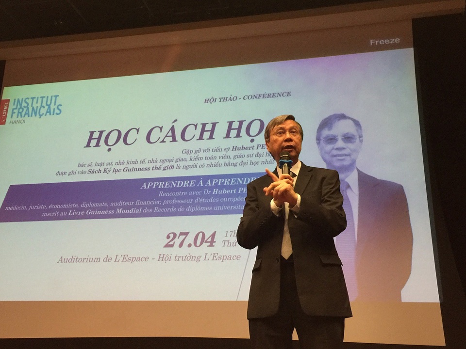 Tiến sĩ Hubert Petit – người sở hữu 33 bằng đại học thế giới và được ghi vào Sách Kỷ lục Guiness.