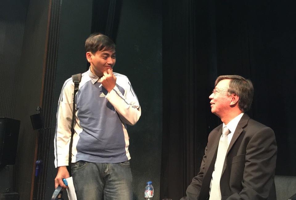 Tiến sĩ Hubert Petit chia sẻ cởi mở về phương pháp học hiệu quả với người tham dự tại hội thảo.