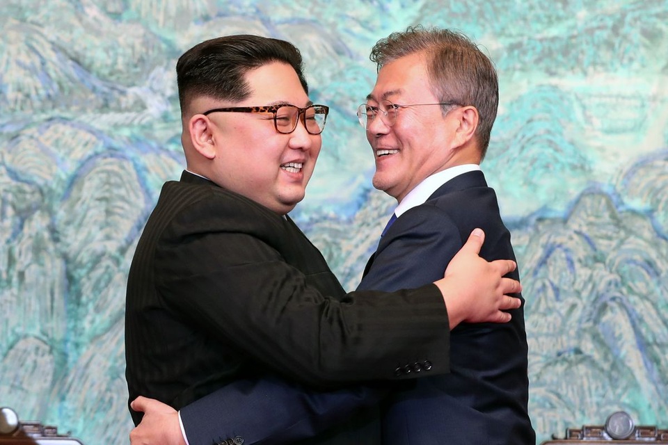 Ông Kim Jong-un "ghi điểm" với người Hàn Quốc - 1
Nhà lãnh đạo Triều Tiên Kim Jong-un (trái) và Tổng thống Hàn Quốc Moon Jae-in (Ảnh: Reuters)