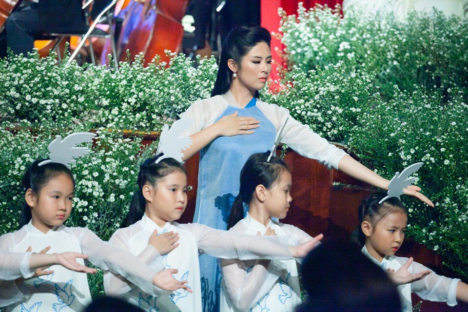 MC Vũ Mạnh Cường thú nhận “rung động” đắm đuối Hoa hậu Ngọc Hân - 7 Bên cạnh phần dẫn chung ăn ý, xúc động Hoa Hậu Ngọc Hân thể hiện tài năng khác của mình khi múa cùng các em thiếu nhi.