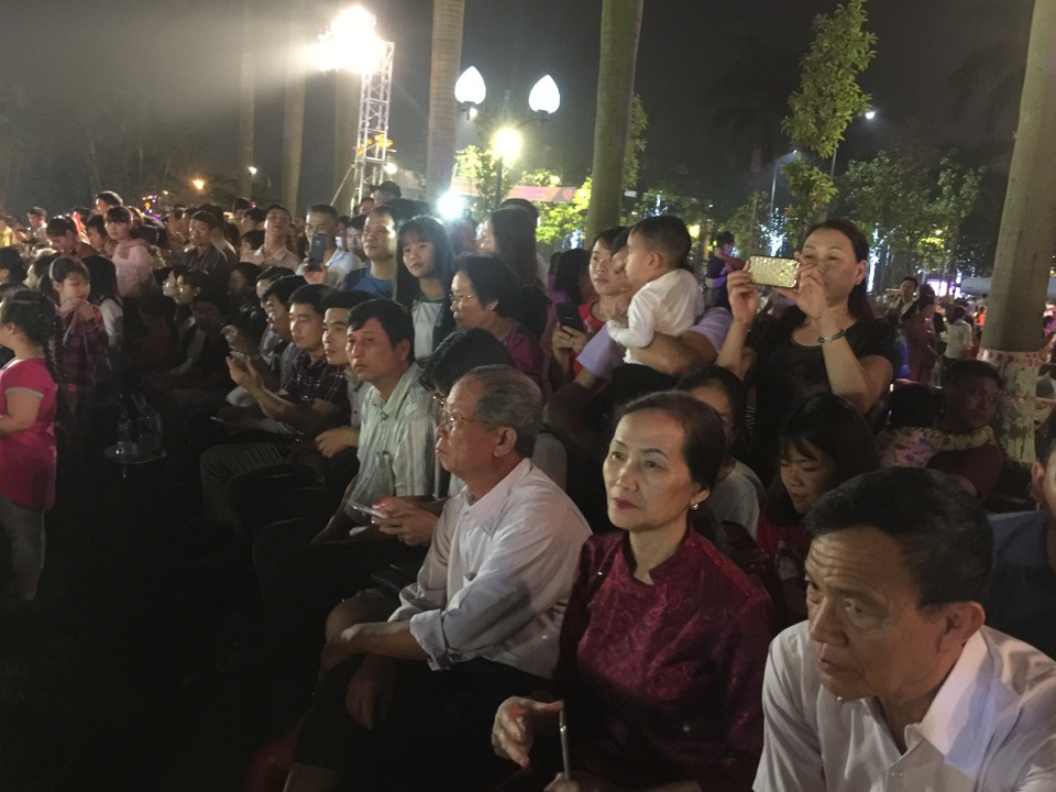 Hát Quan họ trên thuyền trường tồn và lan tỏa - 4 Rất đông người dân từ người già đến trẻ em ngồi xung quanh Hồ để thưởng thức bữa tiệc quan họ miễn phí