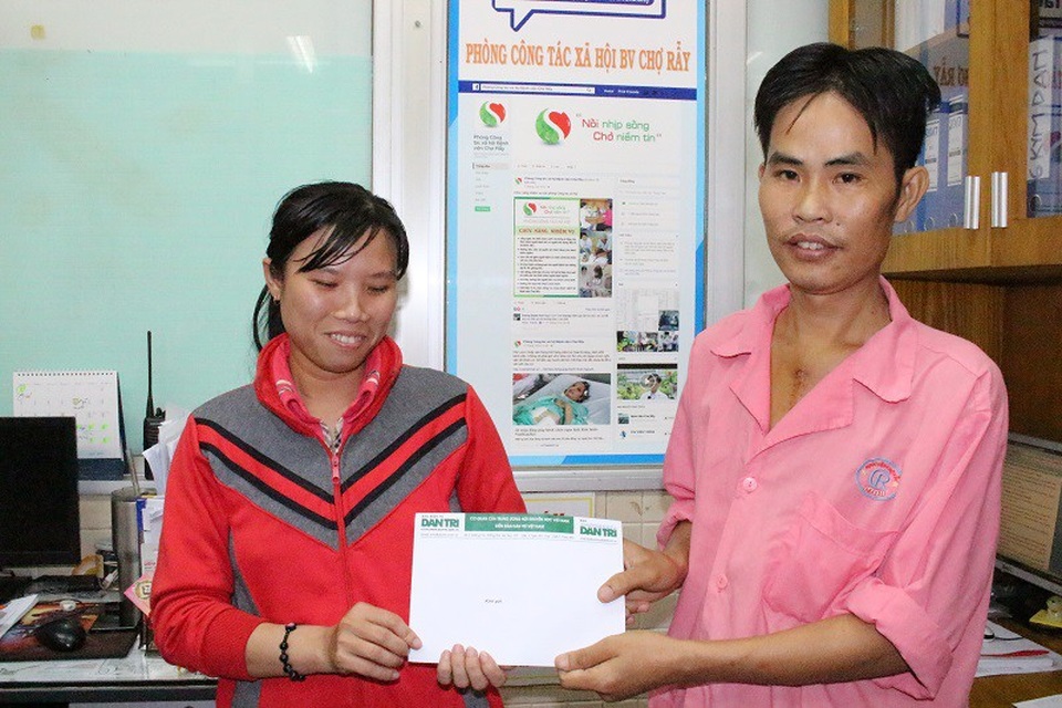 Hơn 68 triệu đồng đến với người cha mắc bệnh tim - 1 Vợ chồng anh Thanh Trang xúc động nhận sự hỗ trợ của mạnh thường quân