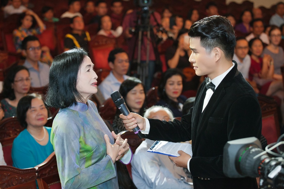 MC Vũ Mạnh Cường thú nhận “rung động” đắm đuối Hoa hậu Ngọc Hân - 8 Trong khi đó, Vũ Mạnh Cường khai thác câu chuyện của NSND Trà Giang về câu chuyện thấm đẫm nước mắt bởi chiến tranh và lòng yêu chuộng hòa bình.