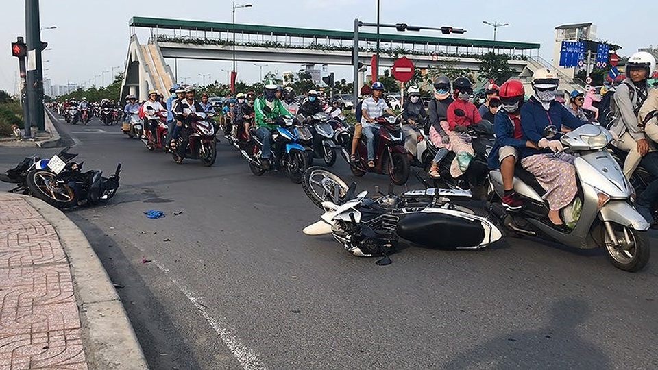 Bệnh viện tại TP.HCM oằn mình cấp cứu hơn 8.000 người dịp lễ - 1 Vụ tai nạn trên đường Phạm Văn Đồng (TP.HCM) khiến ba người nhập viện ngày 1-5. Ảnh: H.TÂM