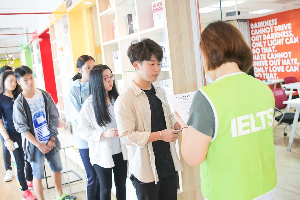 Hệ thống trung tâm Anh ngữ GLN & JOLO chính thức trở thành Địa điểm thi IELTS của IDP - 2
Các bạn thí sinh đang điểm danh để chuẩn bị vào phòng thi