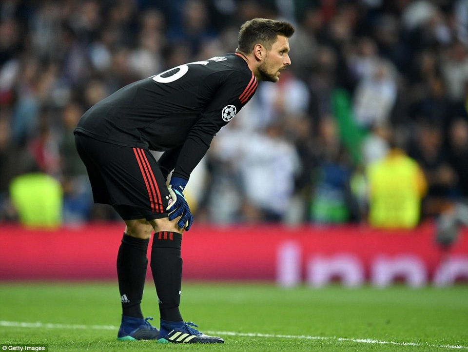 Những khoảnh khắc kinh điển ở đại chiến Real Madrid 2-2 Bayern Munich - 4
Thủ thành Ulreich của Bayern trở thành tội đồ với sai lầm phá bóng hụt ngớ ngẩn