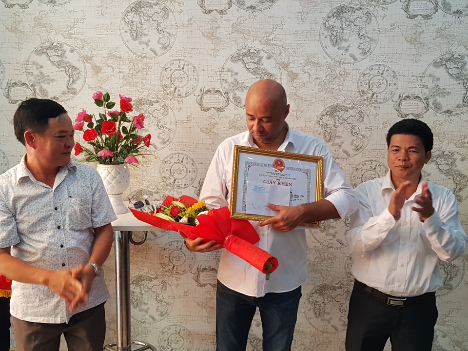 
Quận ủy, UBND quận Liên Chiểu trao giấy khen và tặng thưởng đến Jean Christophe (quốc tịch Pháp) - đại diện cho hai công dân nước ngoài dũng cảm cứu hai cháu bé người địa phương thoát khỏi hỏa hoạn
