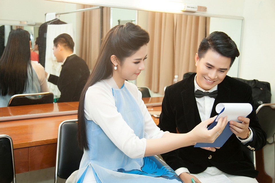 MC Vũ Mạnh Cường thú nhận “rung động” đắm đuối Hoa hậu Ngọc Hân - 6 Ngọc Hân thú nhận, việc cô đứng trên sân khấu với vai trò MC đã từng là bất ngờ cho bản thân lẫn bạn bè trước đó. Tuy nhiên, không ngại khó để học hỏi, nàng hoa hậu đã có những tiến bộ rõ rệt trong nghề. Trước giờ lên sóng trực tiếp, Ngọc Hân đã chủ động nhờ Vũ Mạnh Cường tư vấn cách dẫn sao cho thật truyền cảm, thể hiện trọn vẹn những thông điệp.