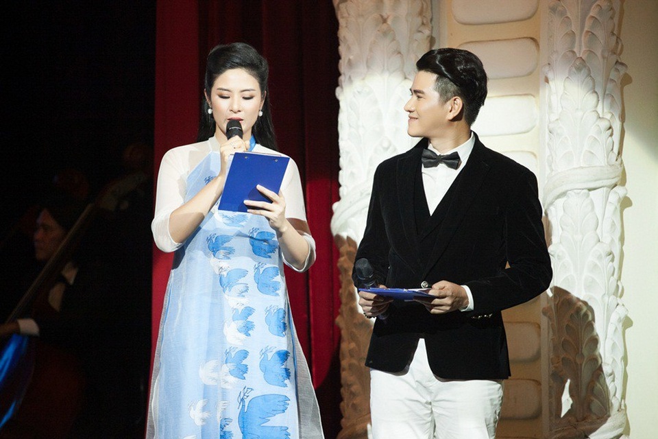 MC Vũ Mạnh Cường thú nhận “rung động” đắm đuối Hoa hậu Ngọc Hân - 5 Và ngẩn ngơ dõi theo cô trên sân khấu.
