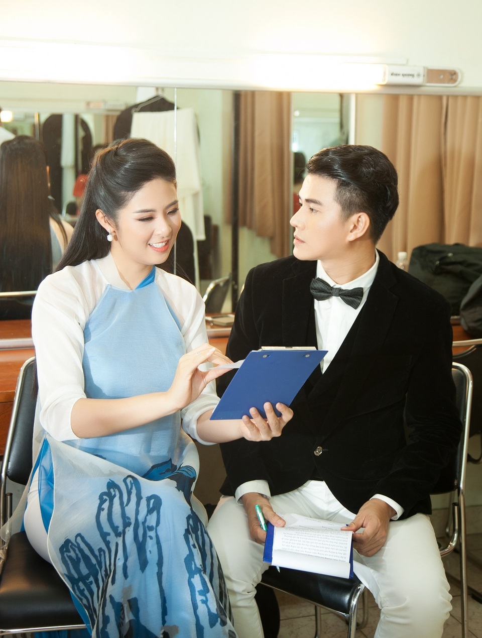 MC Vũ Mạnh Cường thú nhận “rung động” đắm đuối Hoa hậu Ngọc Hân - 4 Vũ Mạnh Cường chia sẻ: “Tôi thích làm việc chung với Ngọc Hân, bởi cô ấy thông minh và cầu tiến. Nhưng điều làm tôi thú vị hơn cả là khả năng biến hóa hoàn hảo của Hoa hậu Việt Nam 2010. Nếu bình thường cô ấy vui vẻ, thẳng tính, hơi “đàn ông”, thì khi lên sân khấu lột xác hoàn toàn. Thú thật đôi lúc tôi cũng thoáng rung động. Có những khoảnh khắc, anh đắm đuối ngắm nhìn Ngọc Hân trong hậu trường.