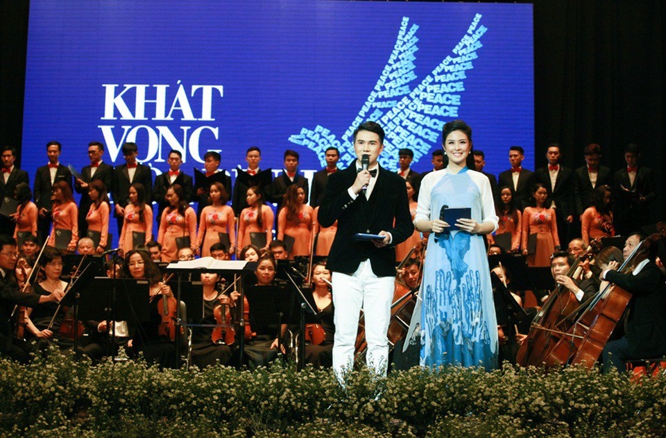 MC Vũ Mạnh Cường thú nhận “rung động” đắm đuối Hoa hậu Ngọc Hân - 1 Là thành viên chính thức của quỹ Hòa Bình Mỹ Lai, Vũ Mạnh Cường lần đầu tiên cùng Hoa Hậu Ngọc Hân dẫn dắt trong đêm nhạc “Khát Vọng Hòa Bình”.