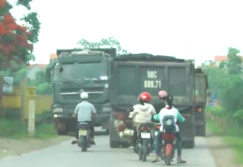 Bắc Giang: Đoàn xe cơi nới thùng rầm rập chạy qua mặt cảnh sát giao thông? - 7 Bắc Giang: Đoàn xe cơi nới thùng rầm rập chạy qua mặt cảnh sát giao thông? - 7