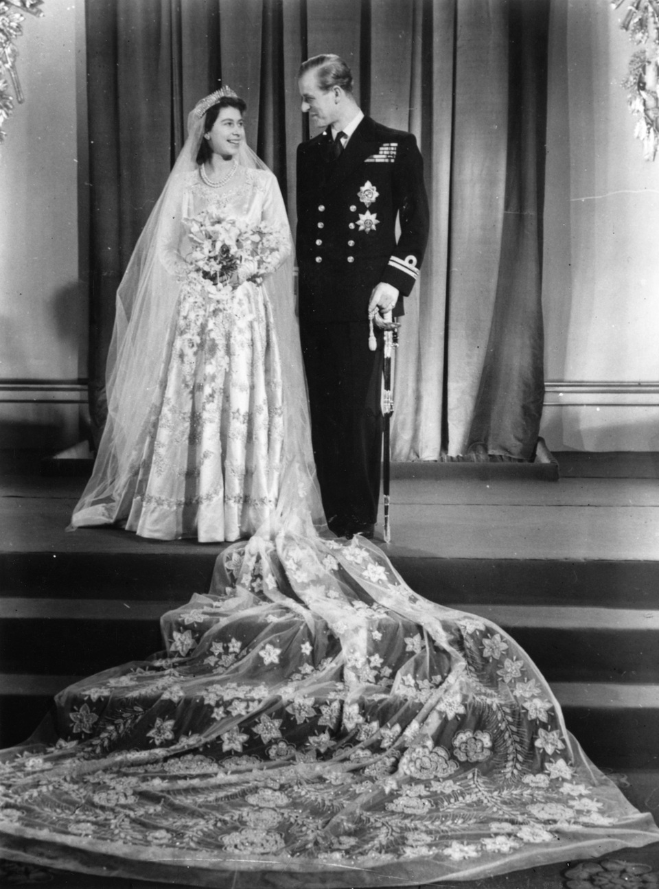 “Cái giá” trả cho vẻ đẹp của những cô dâu Hoàng gia - 4 Nữ hoàng Anh Elizabeth II
