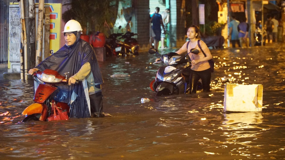 TPHCM: Mưa lớn kéo dài, nhiều tuyến đường ngập qua yên xe máy - 17
Rác nổi khắp nơi trên dòng nước mênh mông