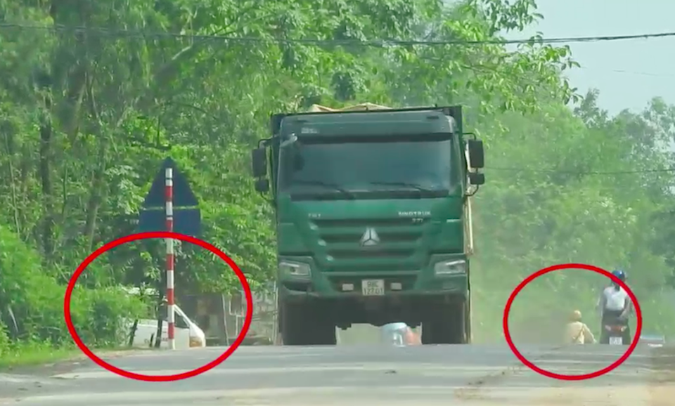 Bắc Giang: Đoàn xe cơi nới thùng rầm rập chạy qua mặt cảnh sát giao thông? - 2
Xe trọng tải lớn qua các chốt CSGT huyện Tân Yên trở thành nỗi kinh hoàng của người dân.