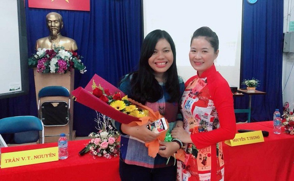 Các cô giáo mặc áo dài in hình tác phẩm văn học "sốt" trên mạng - 6 Các cô giáo mặc áo dài in hình tác phẩm văn học "sốt" trên mạng - 6