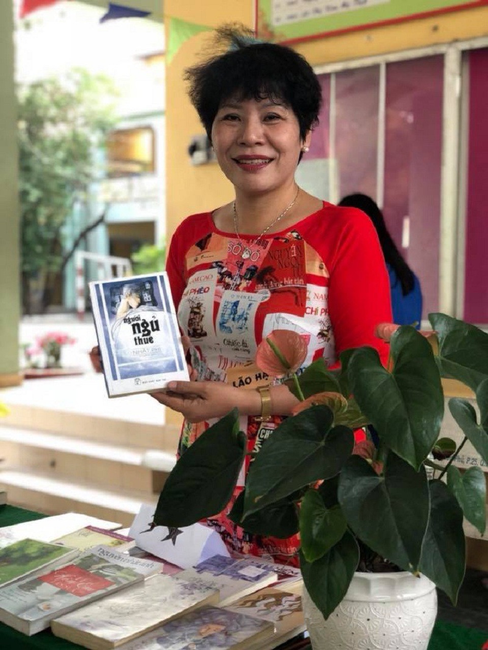 Các cô giáo mặc áo dài in hình tác phẩm văn học "sốt" trên mạng - 4 Các cô giáo mặc áo dài in hình tác phẩm văn học "sốt" trên mạng - 4