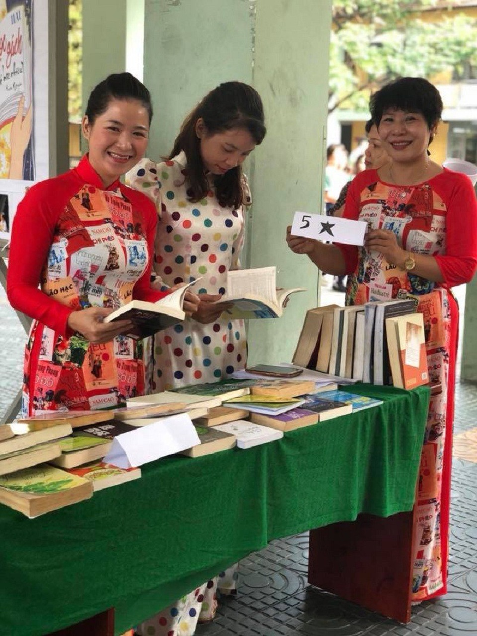 Các cô giáo mặc áo dài in hình tác phẩm văn học "sốt" trên mạng - 5 Các cô giáo mặc áo dài in hình tác phẩm văn học "sốt" trên mạng - 5