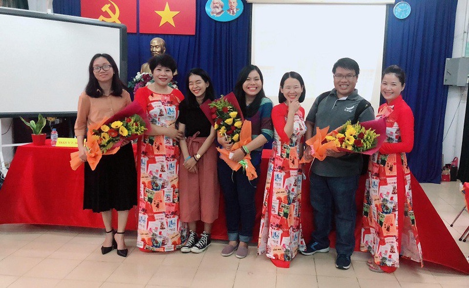 Các cô giáo mặc áo dài in hình tác phẩm văn học "sốt" trên mạng - 1 Hình ảnh về tổ giáo viên dạy Văn diện áo dài in hình các môn học