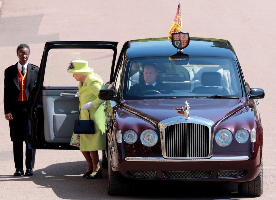 Đám cưới Hoàng tử Harry - Câu chuyện quanh những chiếc xe hoàng gia - 7
Nữ hoàng Elizabeth II và Hoàng thân Philip tới dự lễ cưới của cháu trai Harry trên chiếc Bentley của Nữ hoàng (Ảnh: AFP)
