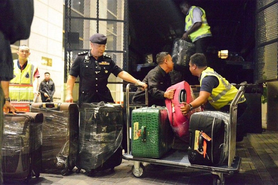 Người Malaysia “sốc” vì số của cải giấu trong nhà cựu thủ tướng - 1
Cảnh sát tịch thu gần 300 túi xách hàng hiệu và 72 vali tiền mặt, kim cương, nữ trang có giá trị trong một căn hộ của ông Najib. (Ảnh: Philstar)
