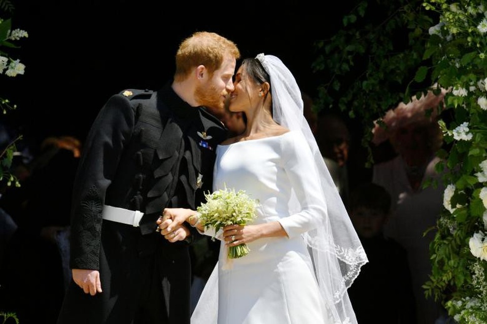 Chuyên gia giải mã "nụ hôn Hollywood" của cặp tân lang, tân nương Hoàng gia Anh - 1
Hoàng tử Harry và Công nương Meghan khóa môi sau lễ cưới. (Ảnh: Reuters)