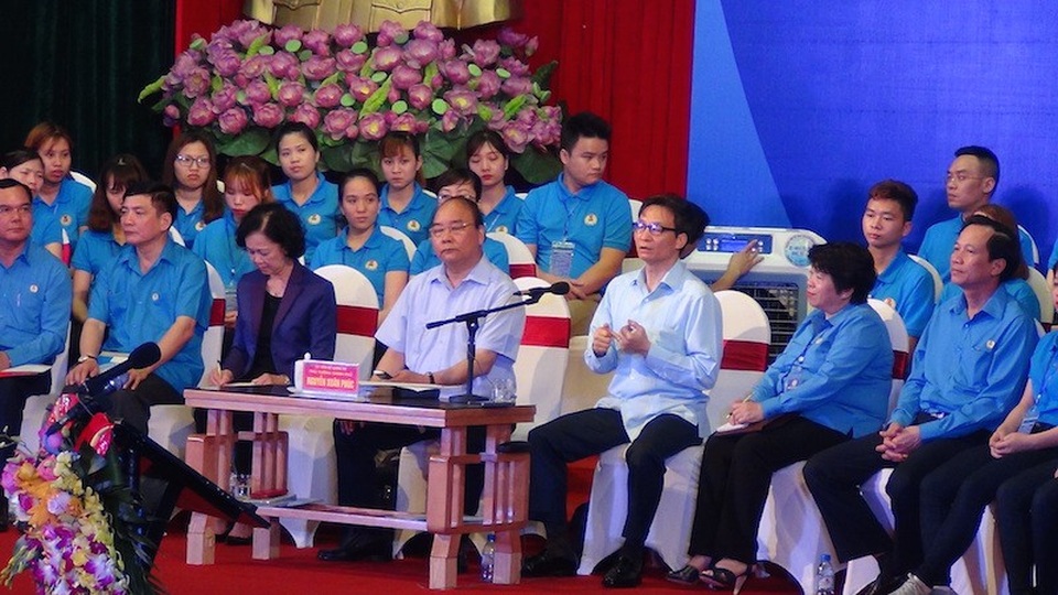 Thủ tướng đối thoại với gần 1.000 công nhân lao động vùng đồng bằng sông Hồng - 4 Thủ tướng Nguyễn Xuân Phúc và Phó Thủ tướng Vũ Đức Đam trả lời những thắc mắc của công nhân