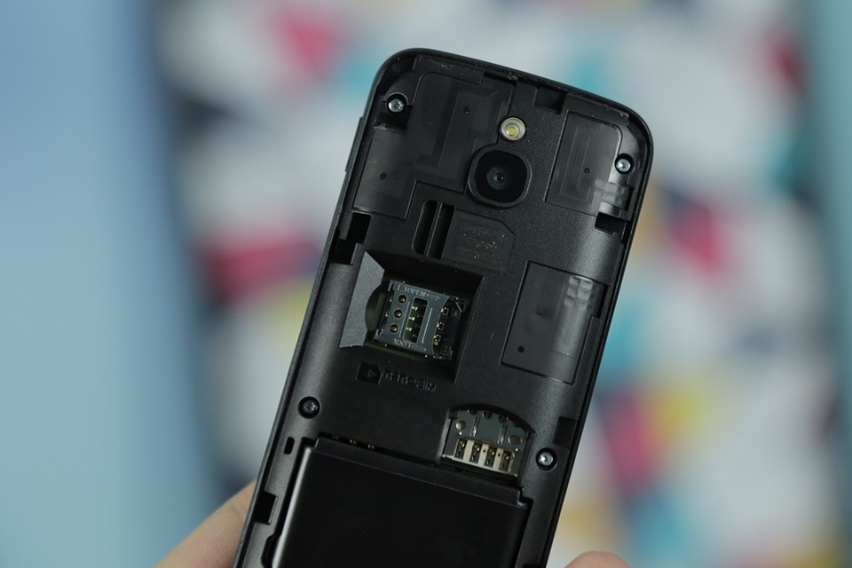 Ngoài ra, máy có một camera chính 2 MP, đi cùng dung lượng pin có thời lượng sử dụng chờ trong 25 ngày.